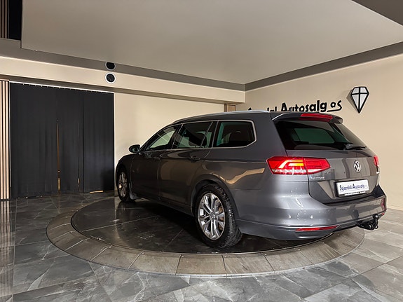 Volkswagen Passat 3 of 30