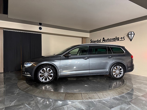 Volkswagen Passat 2 of 30