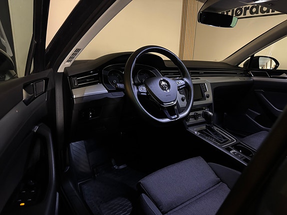 Volkswagen Passat 9 of 30