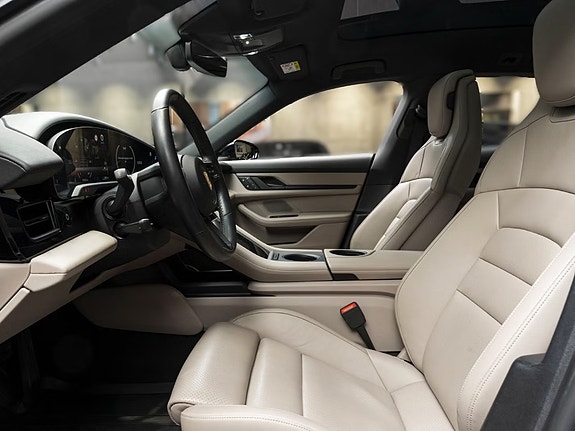 Porsche Taycan Cross Turismo 25 of 30