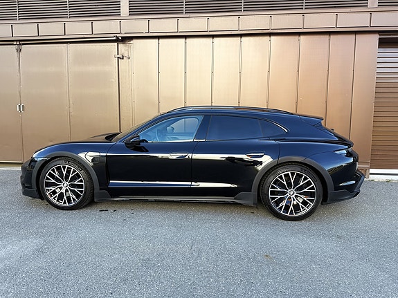 Porsche Taycan Cross Turismo 3 of 30