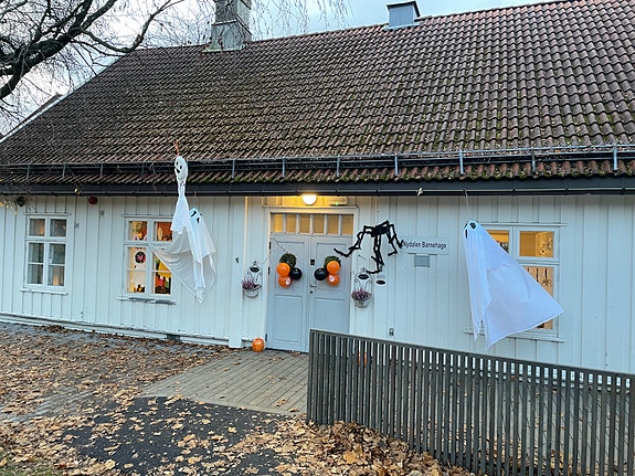 Pyntet barnehage til Halloween