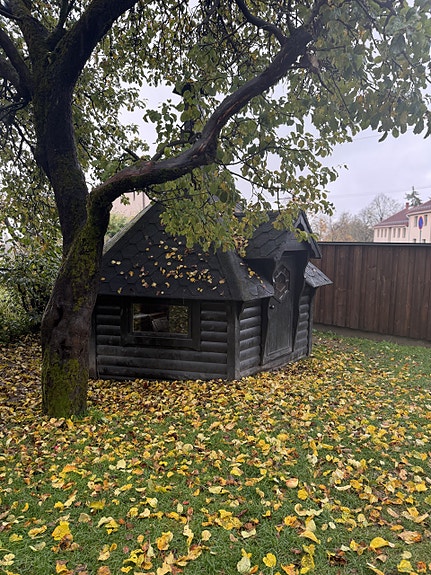 Egen koselig grillhytte nederst i "hagen" blant epletrærne.