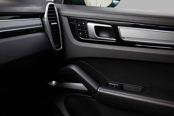 Porsche Cayenne 18 of 28