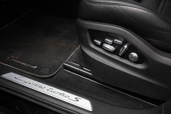 Porsche Cayenne 20 of 28