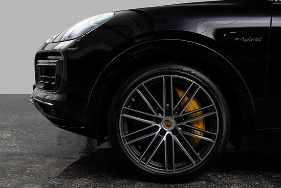 Porsche Cayenne 2 of 28