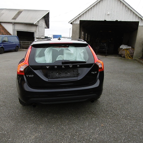 Volvo V60 4 of 23