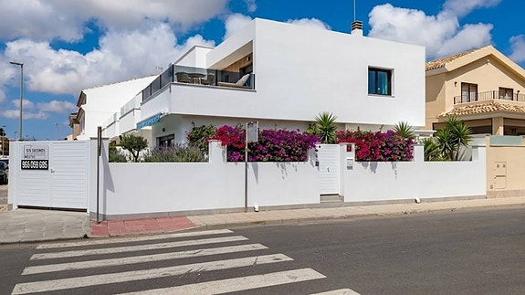 Moderne villa med privat basseng, solrik hjørnetomt og kort vei til stranden