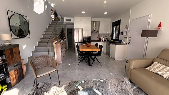 Moderne villa med privat basseng, solrik hjørnetomt og kort vei til stranden