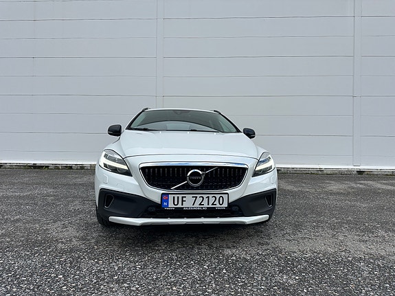Volvo V40 Cross Country 2 of 15