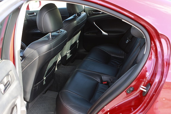 Lexus IS220d 14 of 30