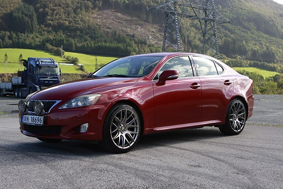 Lexus IS220d 2 of 30