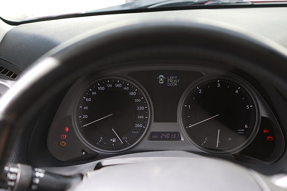 Lexus IS220d 15 of 30