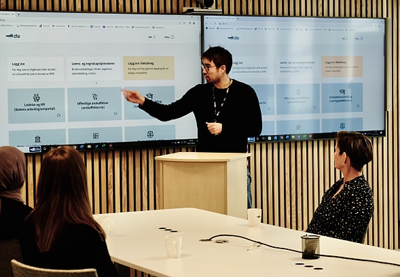 en kollega presenterer