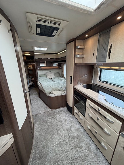 Hobby 650 KFU med Stor isocamp, fastplass på Åpta camping, rett ved stranda. 20 of 30