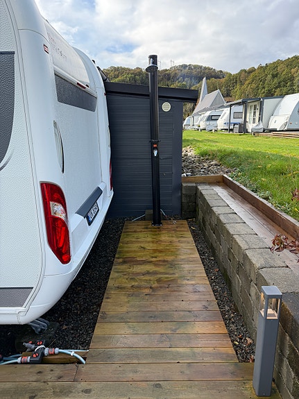 Hobby 650 KFU med Stor isocamp, fastplass på Åpta camping, rett ved stranda. 13 of 30