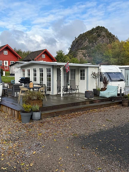 Hobby 650 KFU med Stor isocamp, fastplass på Åpta camping, rett ved stranda. 17 of 30