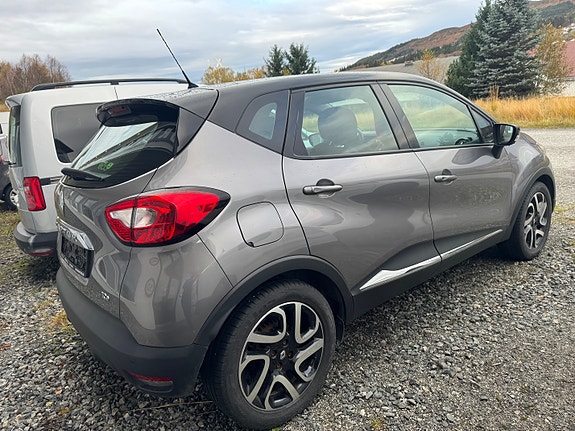 Renault Captur 3 of 5