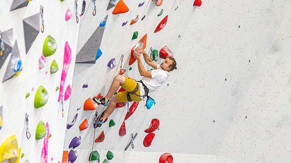 Flere av våre ansatte er aktive klatrere. Er du ansatt hos oss klatrer du gratis på GRIP Sluppen - et tiltak som både styrker arbeidsmiljøet og de ansattes helse.