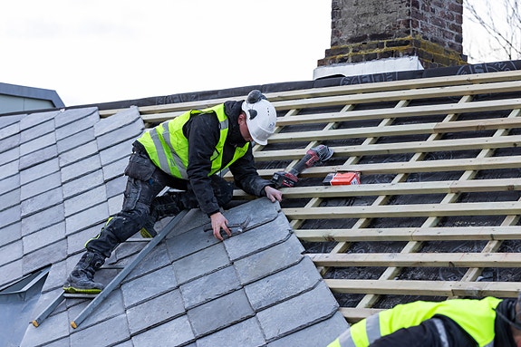 De siste årene har vi fått mange forespørsler om takarbeid på flere av Trondheims eldste bygningsmasser.