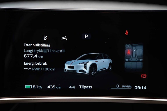 Bak rattet finner du er display som viser all relevant informasjon, bilen har også HUD