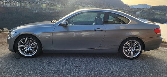 BMW 330Xi 2 of 30