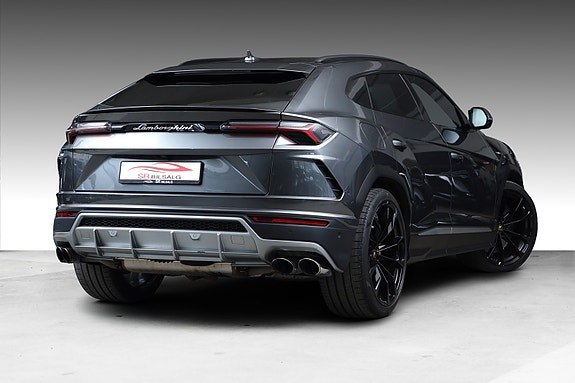 Lamborghini Urus 4 of 5