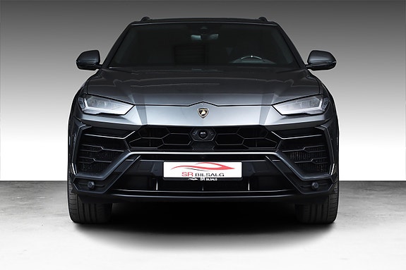 Lamborghini Urus 2 of 5