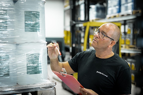 DRIV har et av Norges største lager av smøremidler og kjemivarer. Forsvaret er en av våre største kunder på smøremidler