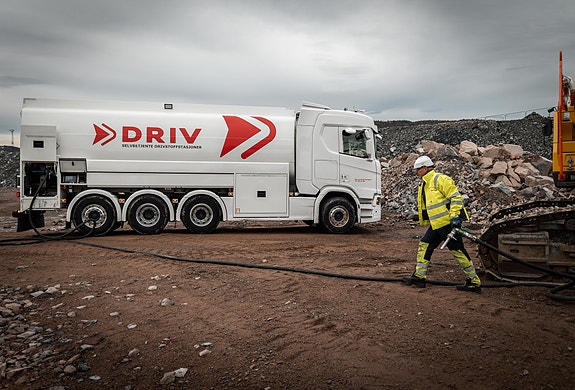 Vi leverer alt til plassen der våre næringskunder trenger oss. Vi er stolte av DRIV-bilene som hele året frakter sikkert og raskt ut til kunder. Har du sett oss?