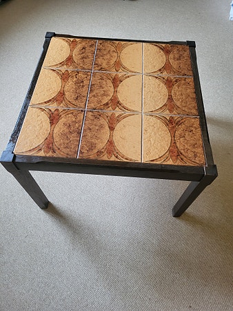 Bord med keramiske fliser.