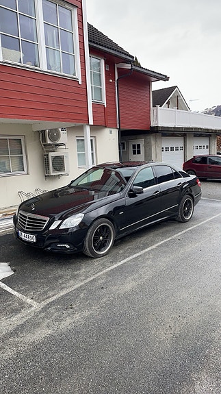 Mercedes-Benz E220 2 of 5