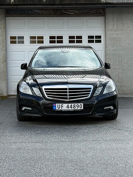Mercedes-Benz E220 3 of 5