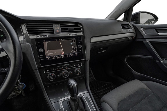 Volkswagen Golf VII 12 of 25