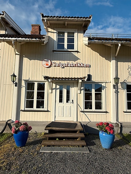 Vi holder til på Grøset i veldig koselige lokaler med en vakker hage rundt oss.