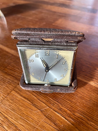 Antikk reiseur / klokke med skinnetui