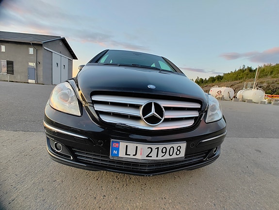 Mercedes-Benz B170 2 of 5