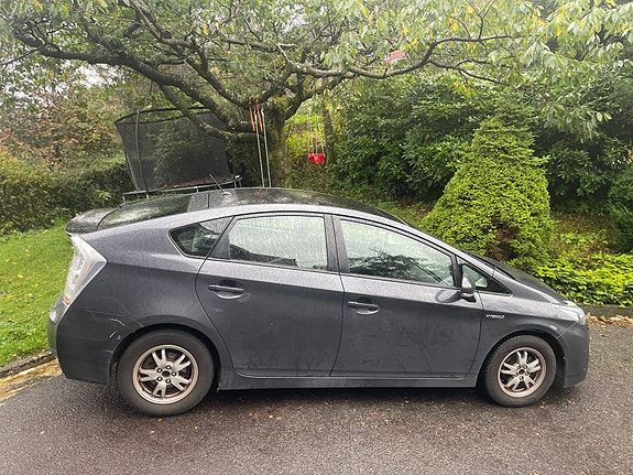 Toyota Prius 4 of 26