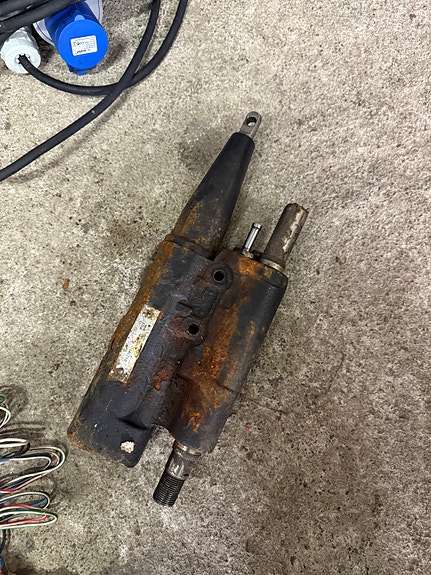 Volvo penta V8 båtmotor 7 of 13