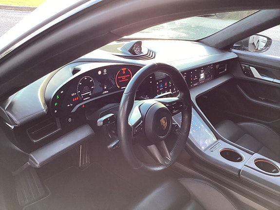 Porsche Taycan 15 of 21