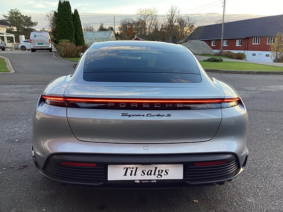 Porsche Taycan 8 of 21