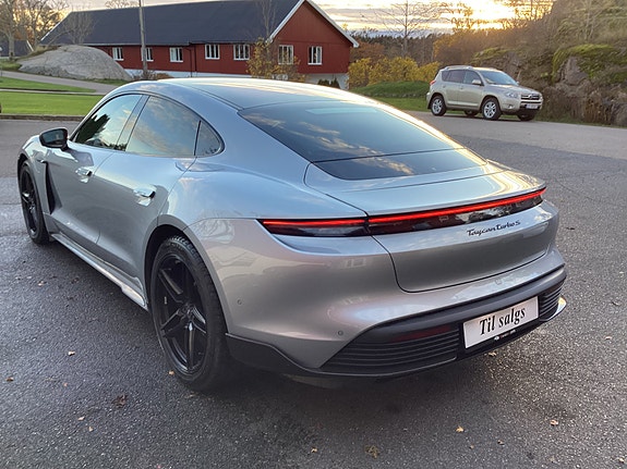 Porsche Taycan 10 of 21