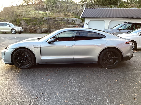 Porsche Taycan 9 of 21
