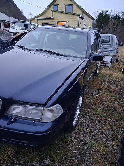 Volvo V70 3 of 27