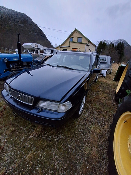 Volvo V70 2 of 27