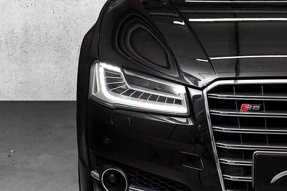 Audi S8 7 of 30