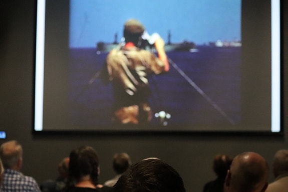 Krigsseilerfilm i farger under en åpent publikumsarrangement.