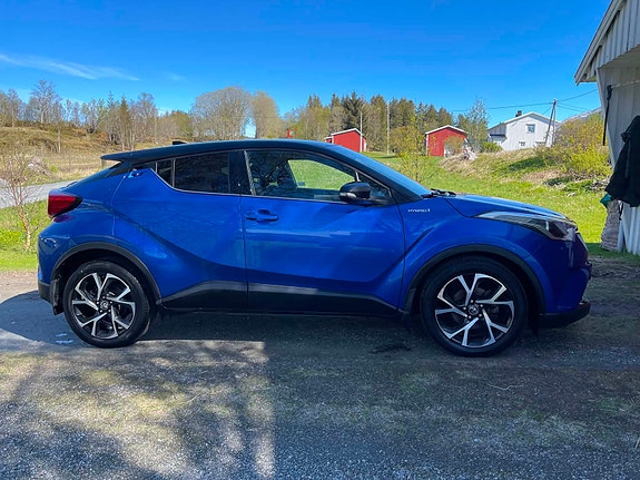 Toyota C-HR 4 of 5
