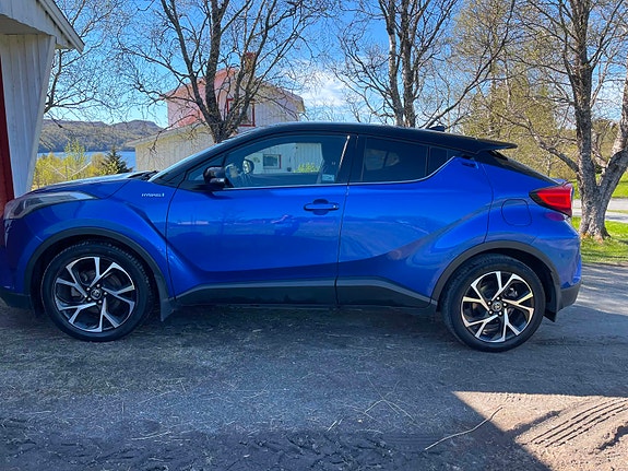 Toyota C-HR 3 of 5