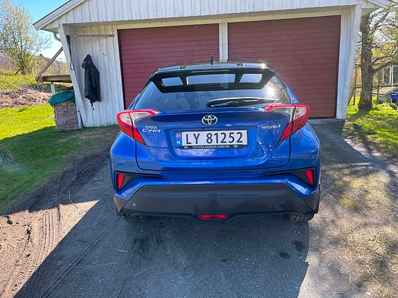 Toyota C-HR 2 of 5